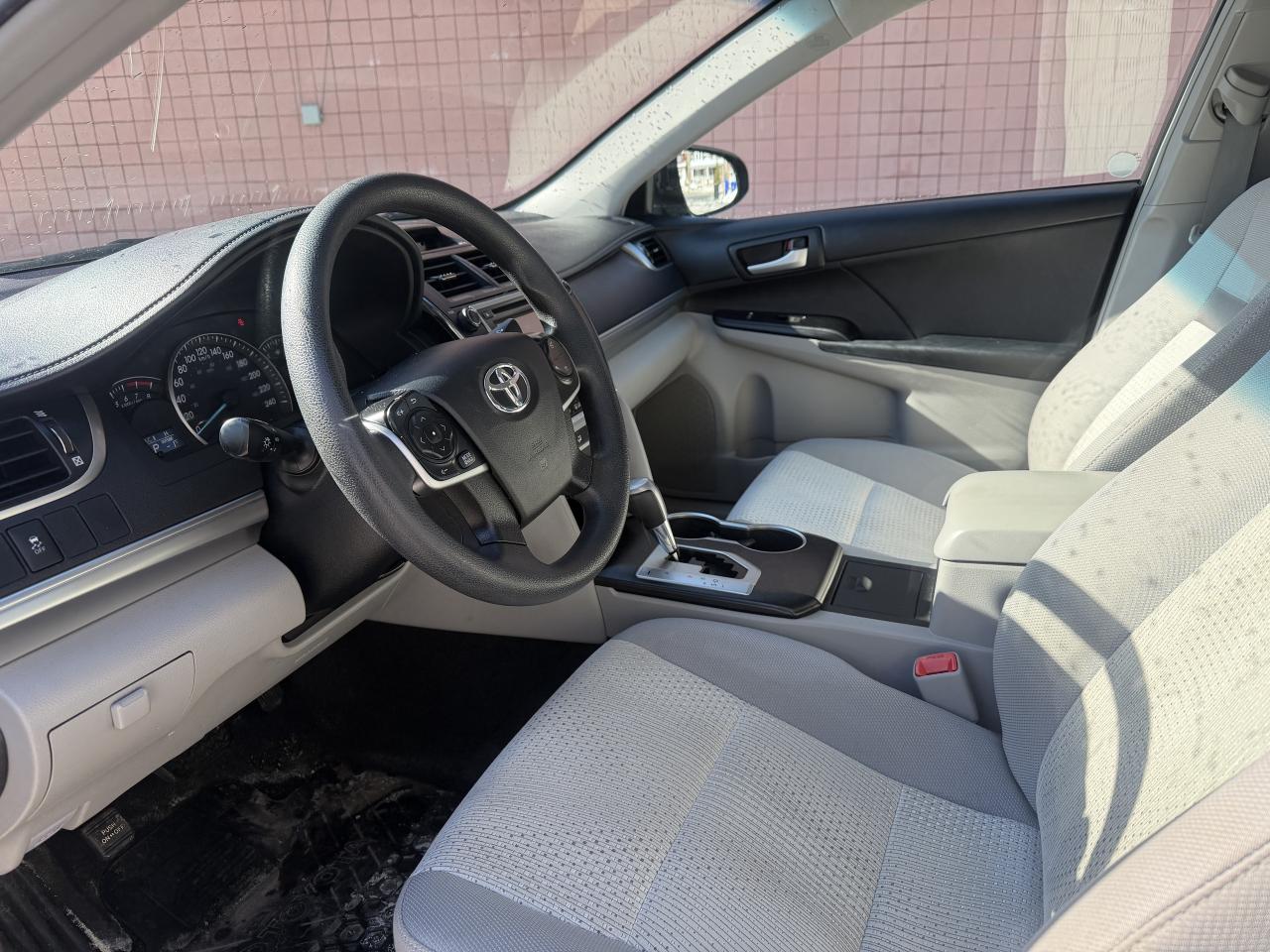 2012 Toyota Camry LE / AUTO / METICULOUSLY  MAINTAINED 129550 KMS !! Photo