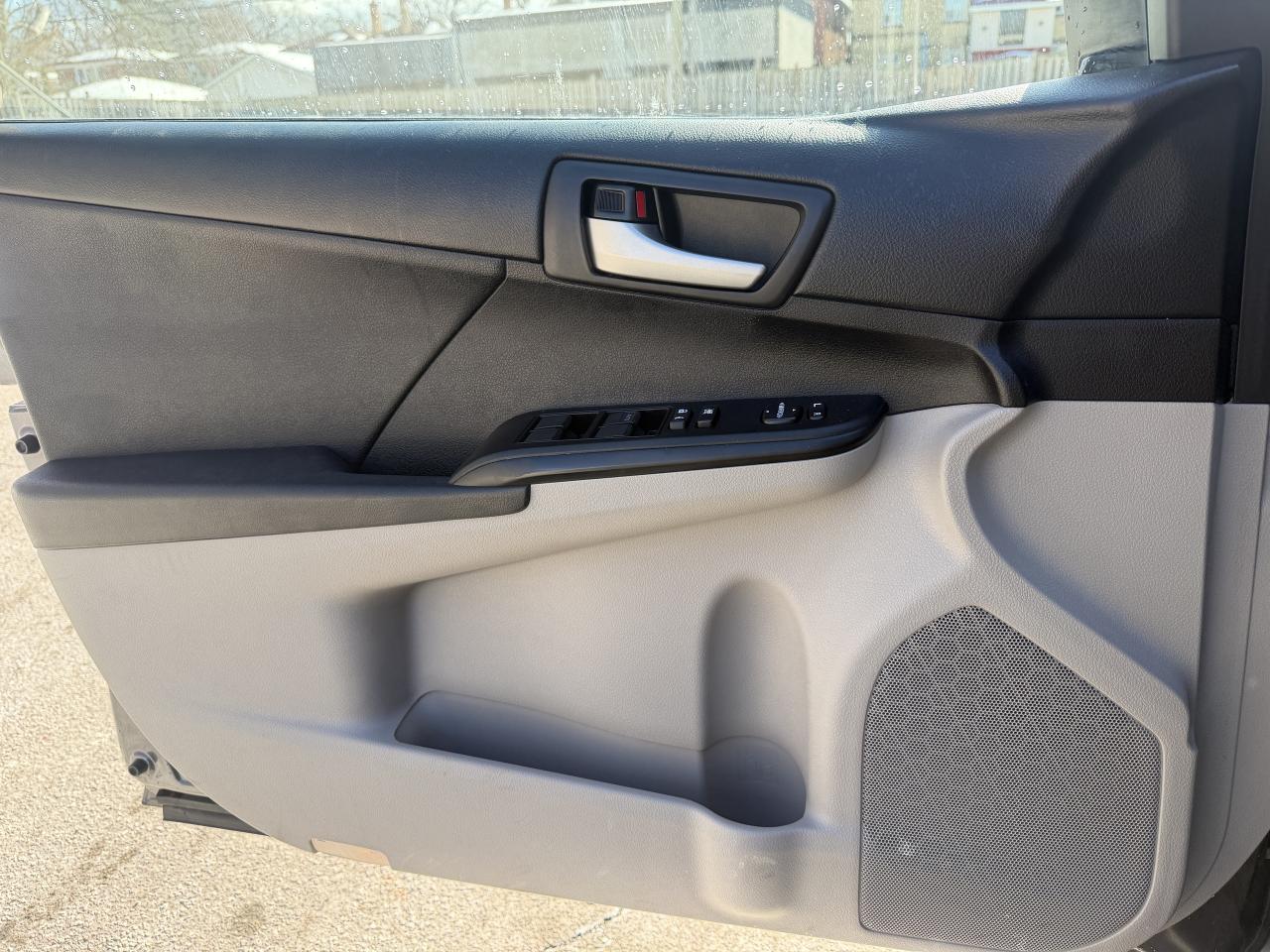 2012 Toyota Camry LE / AUTO / METICULOUSLY  MAINTAINED 129550 KMS !! Photo