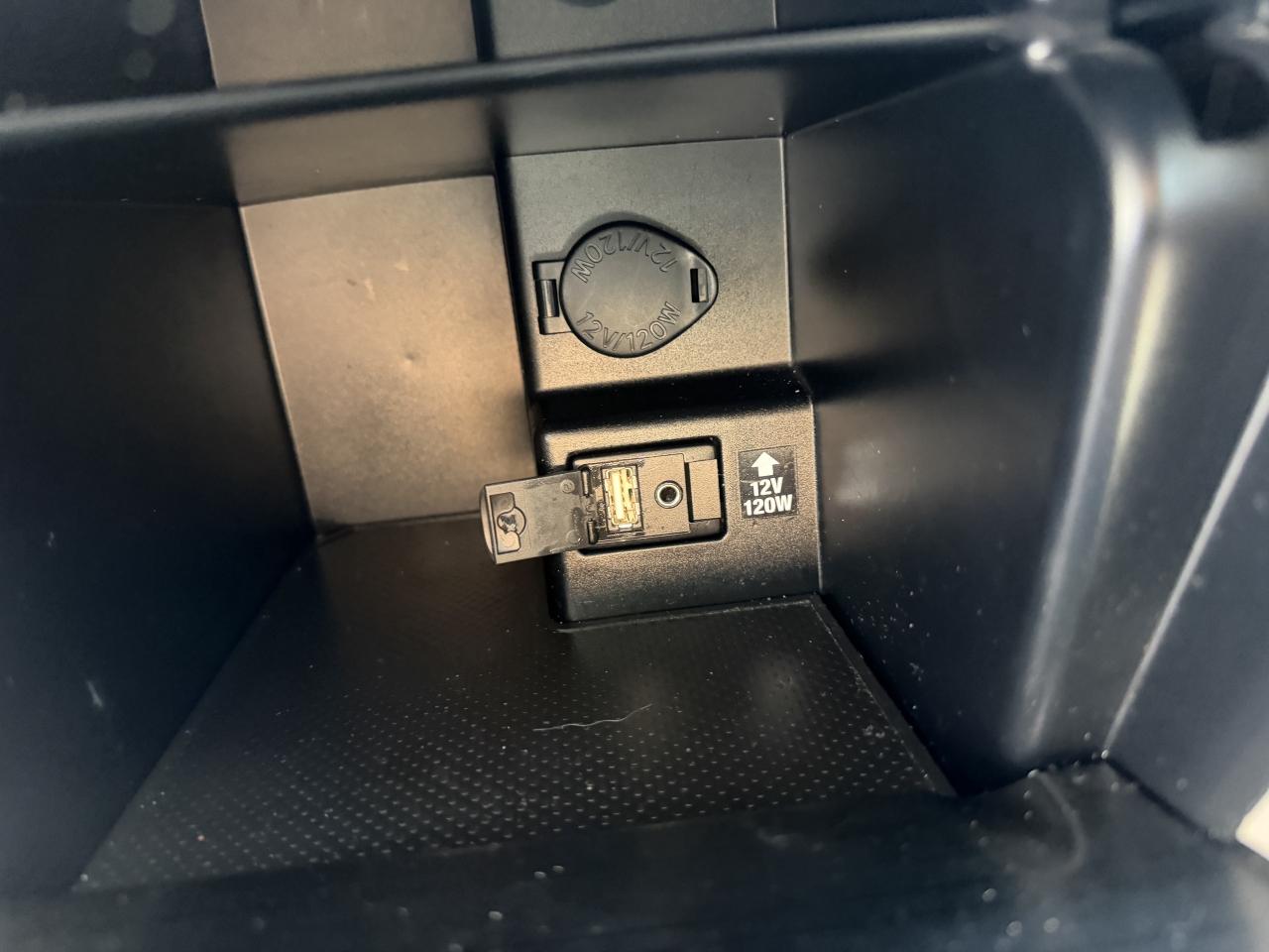 2012 Toyota Camry LE / AUTO / METICULOUSLY  MAINTAINED 129550 KMS !! Photo