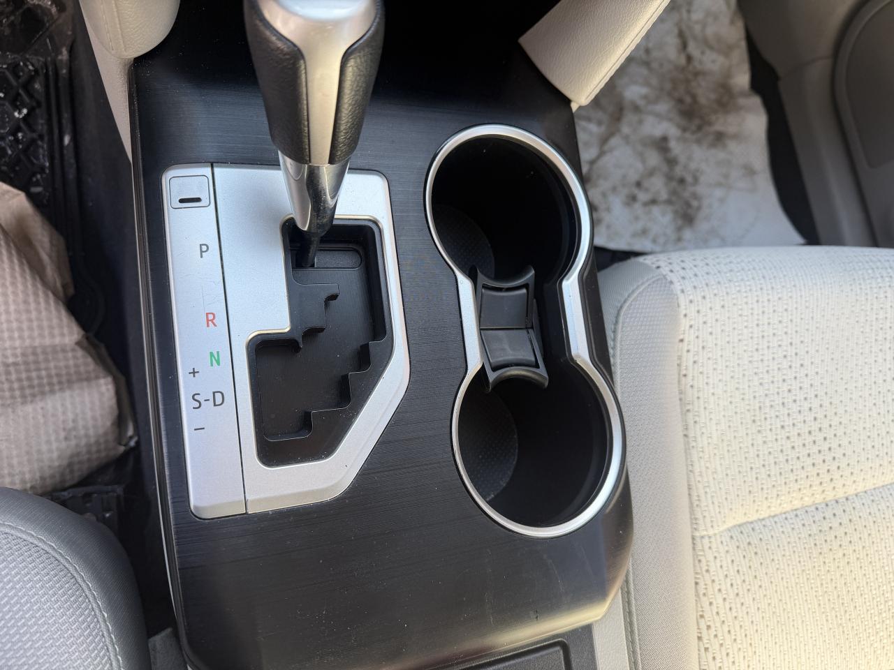 2012 Toyota Camry LE / AUTO / METICULOUSLY  MAINTAINED 129550 KMS !! Photo