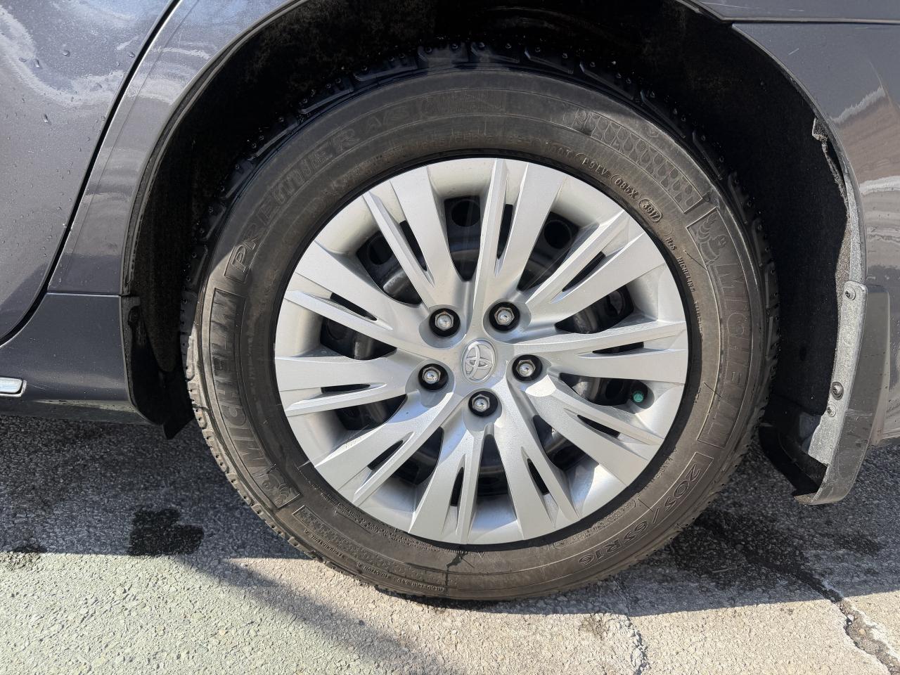 2012 Toyota Camry LE / AUTO / METICULOUSLY  MAINTAINED 129550 KMS !! Photo