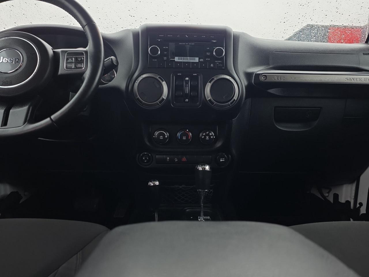 2017 Jeep WRANGLER UNLIMITED 4WD 4dr Sport * 1 OWNER / LOW KM / AUTOMATIC / 3.6 Photo