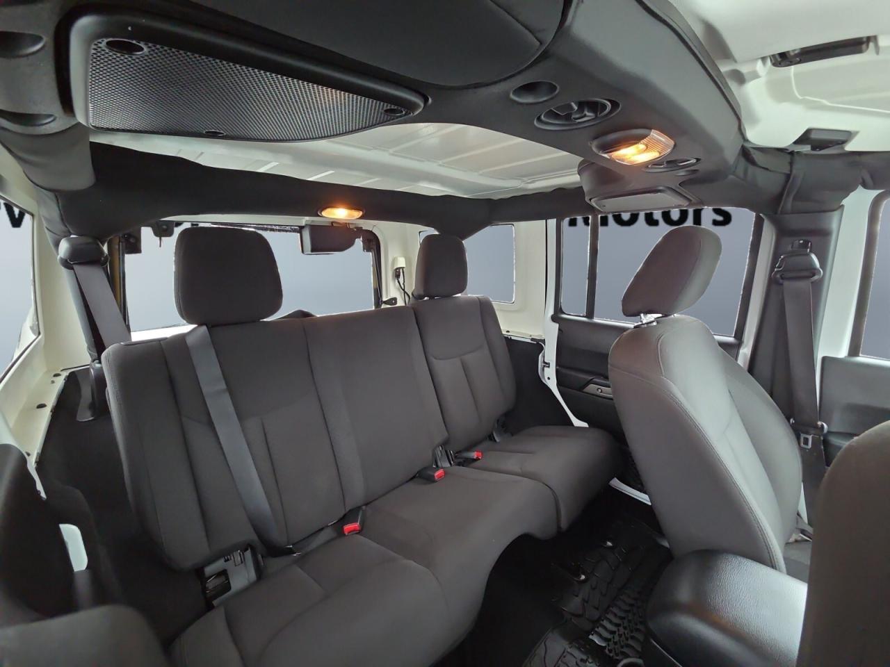 2017 Jeep WRANGLER UNLIMITED 4WD 4dr Sport * 1 OWNER / LOW KM / AUTOMATIC / 3.6 Photo