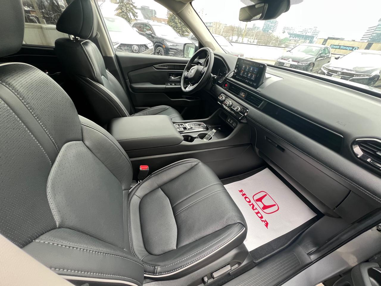 2025 Honda Pilot Touring 4dr All-Wheel Drive Photo