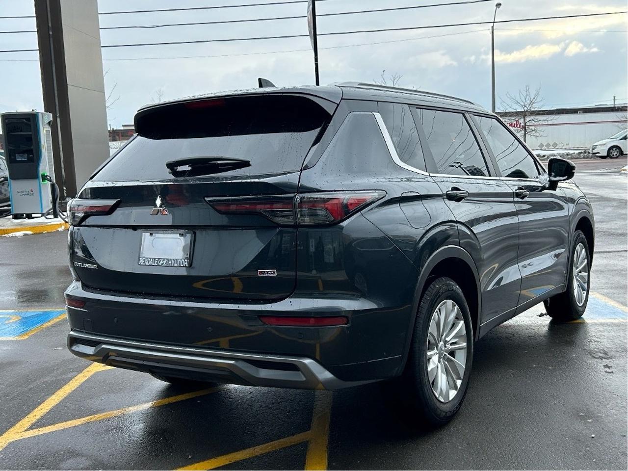 2025 Mitsubishi Outlander SE S-AWC   CLEAN CARFAX   ONE OWNER Photo