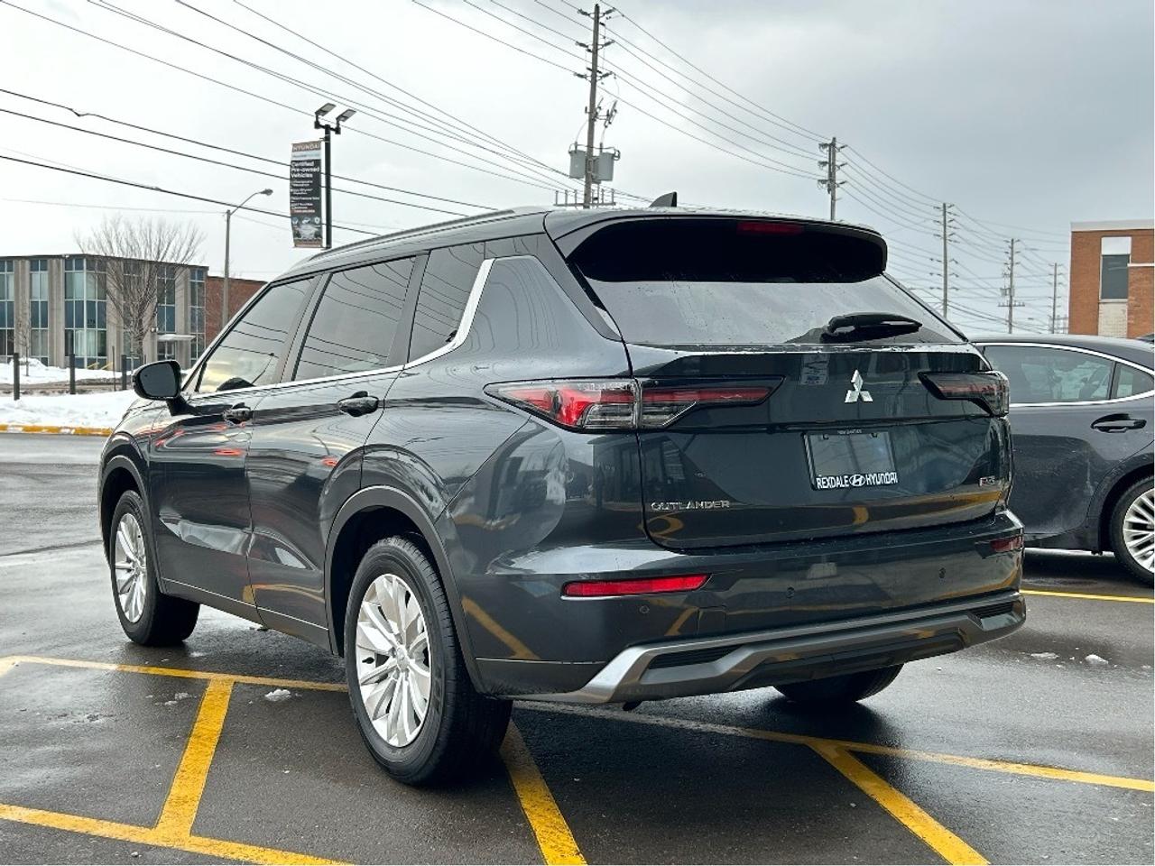 2025 Mitsubishi Outlander SE S-AWC   CLEAN CARFAX   ONE OWNER Photo2