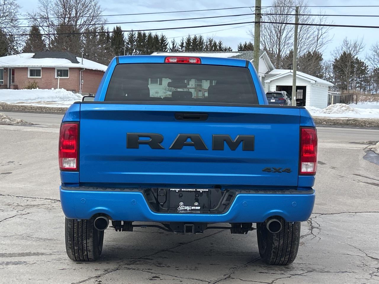 2022 RAM 1500 Classic Express CREWCAB 5.7L/4X4 CALL NAPANEE 613-354-2100 Photo