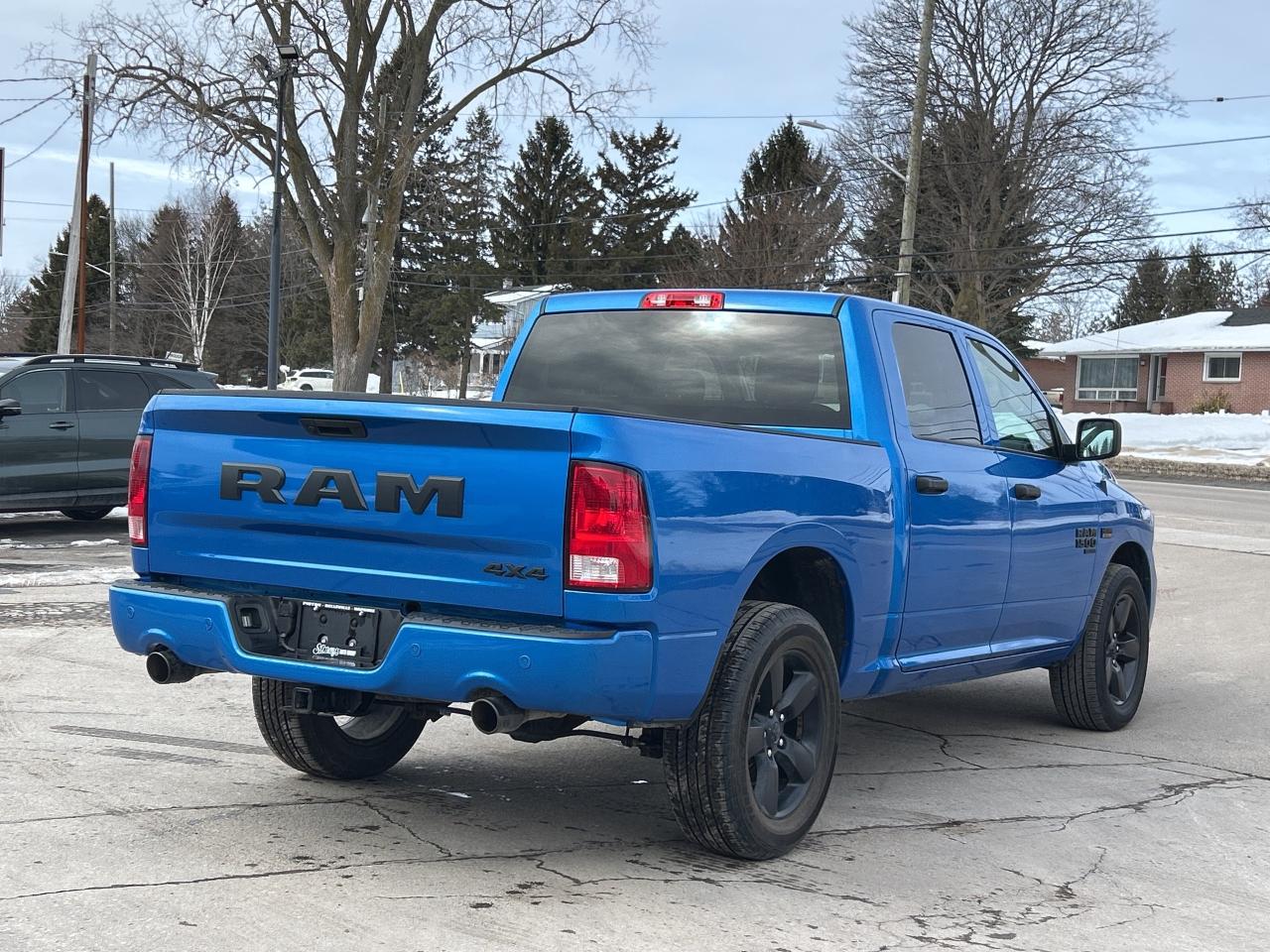2022 RAM 1500 Classic Express CREWCAB 5.7L/4X4 CALL NAPANEE 613-354-2100 Photo