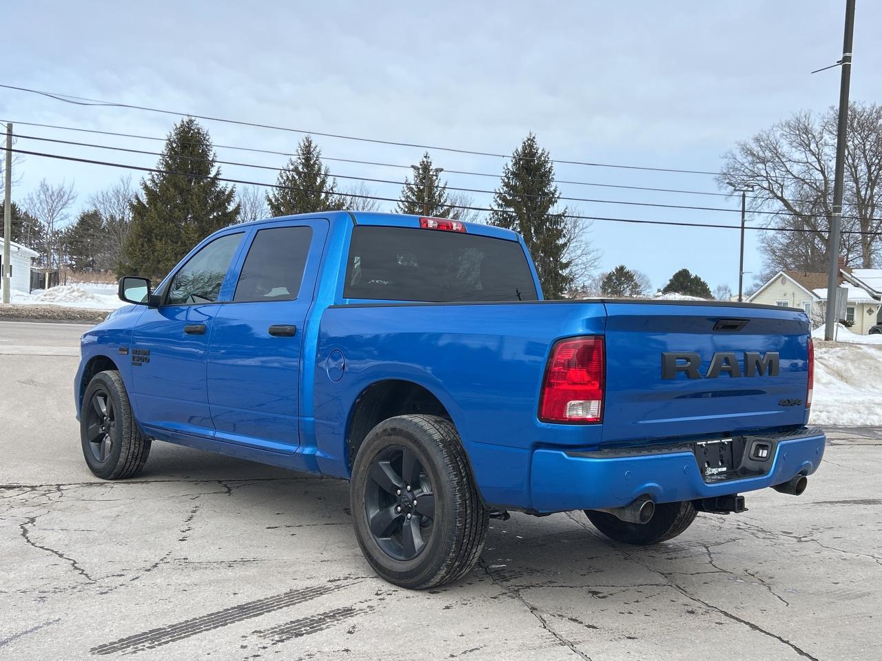 2022 RAM 1500 Classic Express CREWCAB 5.7L/4X4 CALL NAPANEE 613-354-2100 Photo2