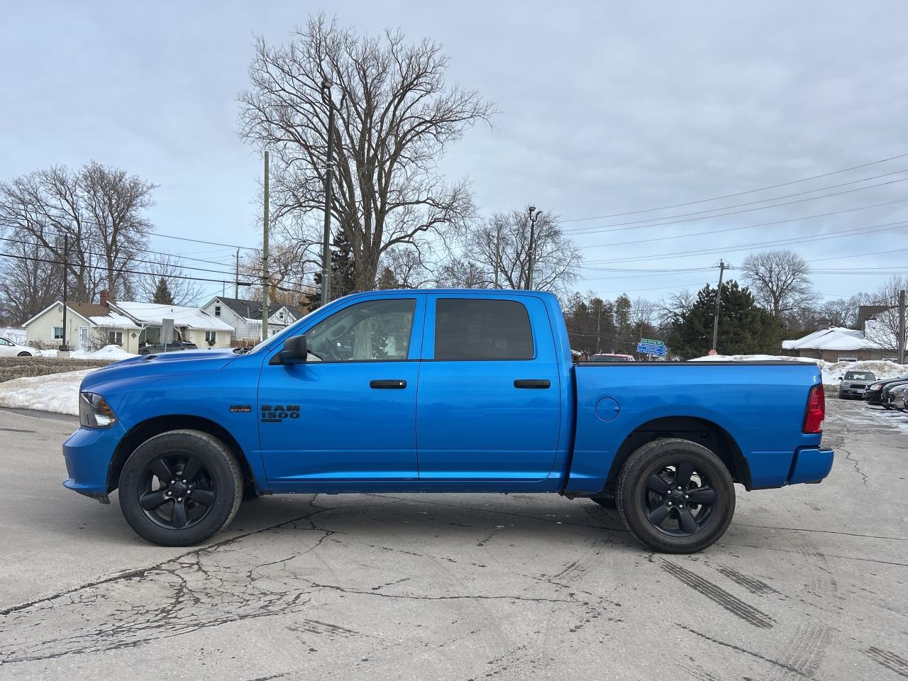2022 RAM 1500 Classic Express CREWCAB 5.7L/4X4 CALL NAPANEE 613-354-2100 Photo