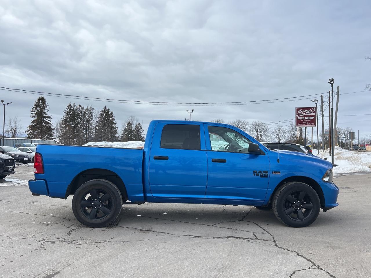 2022 RAM 1500 Classic Express CREWCAB 5.7L/4X4 CALL NAPANEE 613-354-2100 Photo