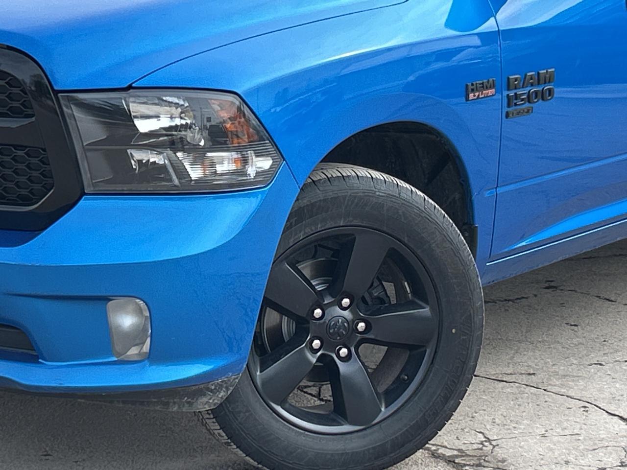 2022 RAM 1500 Classic Express CREWCAB 5.7L/4X4 CALL NAPANEE 613-354-2100 Photo