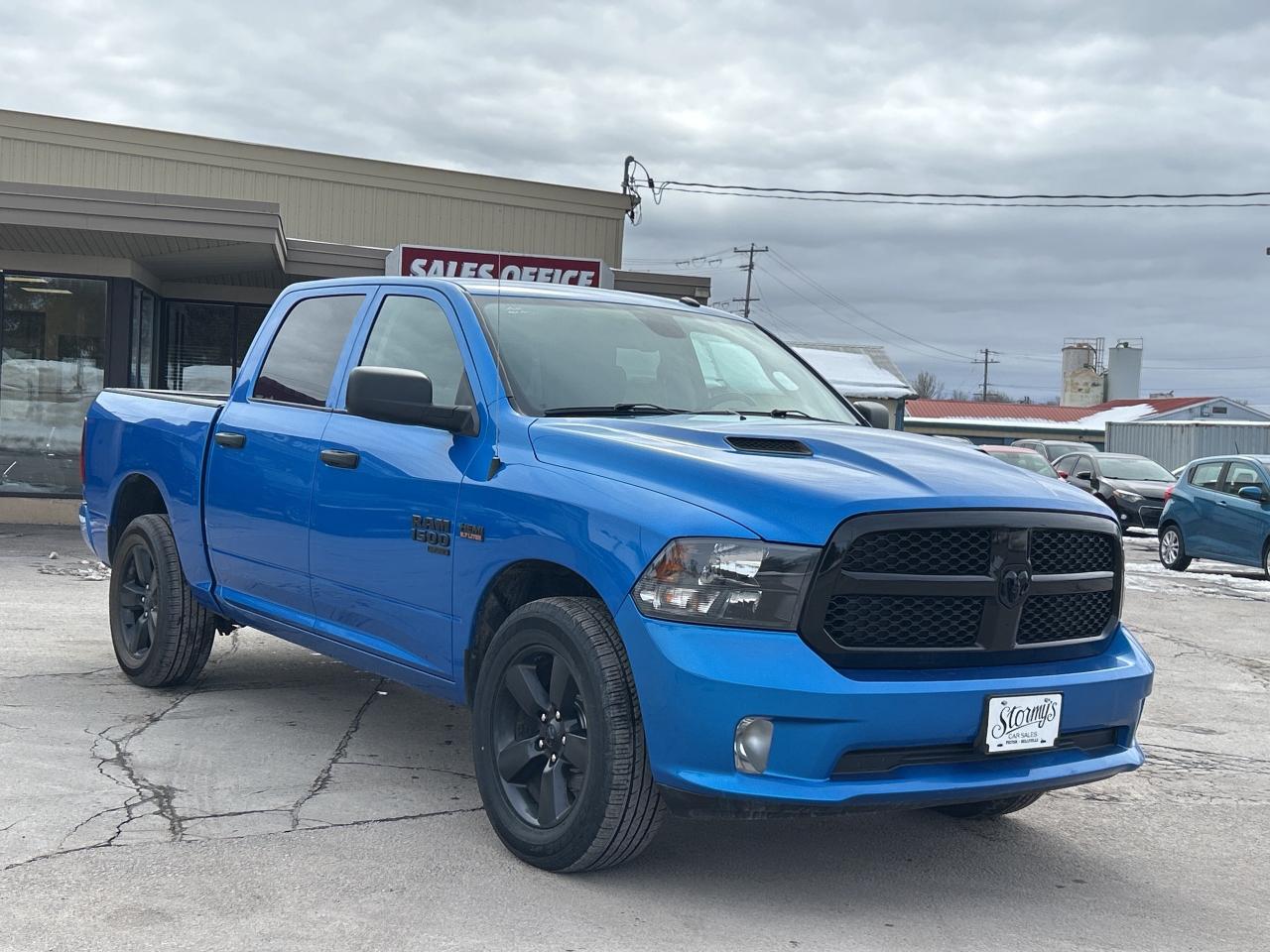 2022 RAM 1500 Classic Express CREWCAB 5.7L/4X4 CALL NAPANEE 613-354-2100 Photo