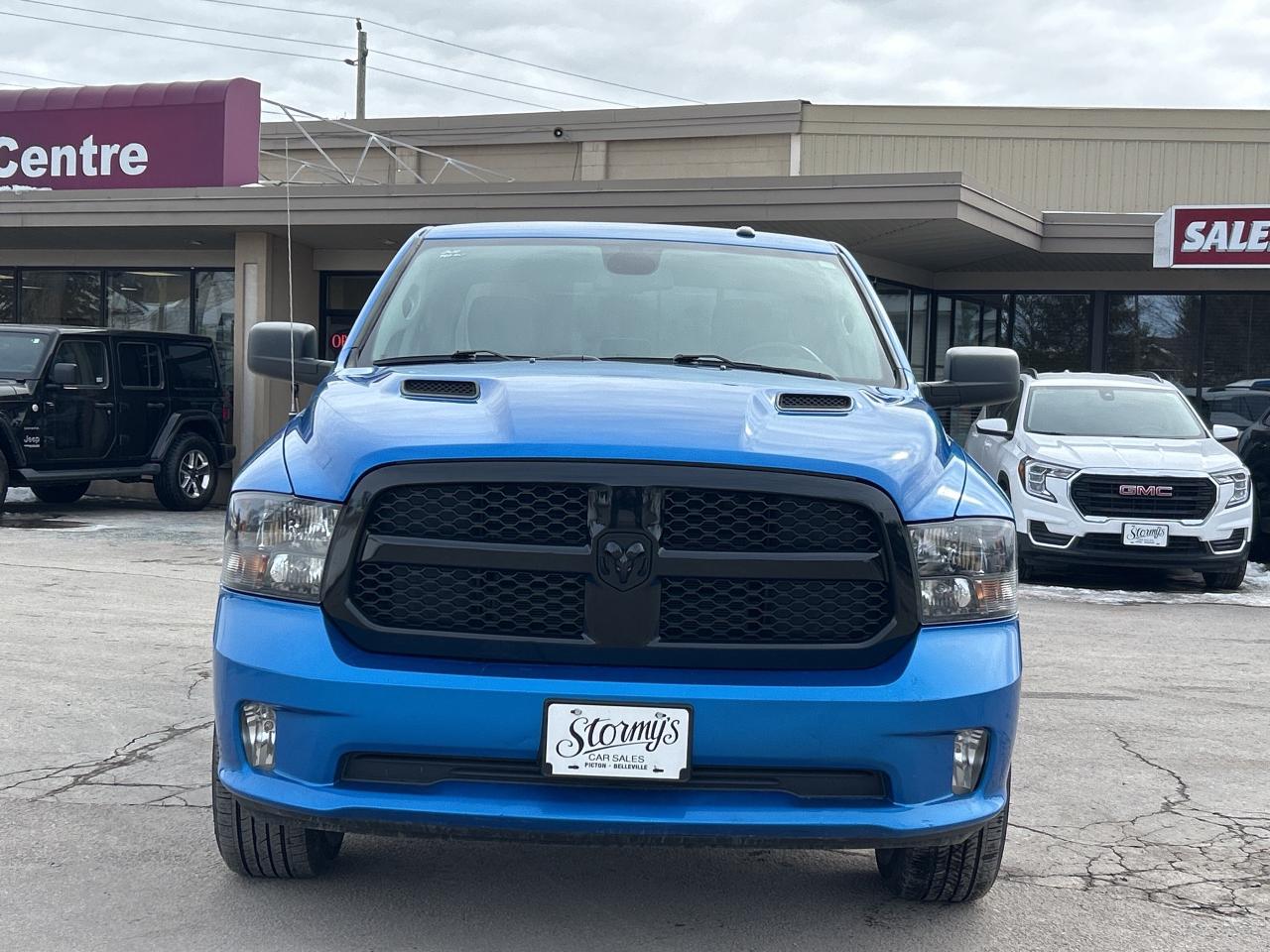 2022 RAM 1500 Classic Express CREWCAB 5.7L/4X4 CALL NAPANEE 613-354-2100 Photo