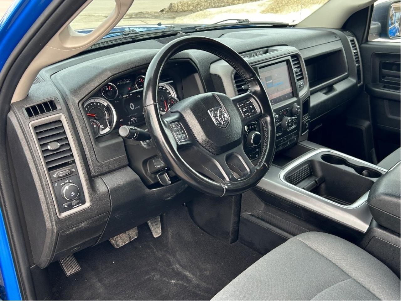 2022 RAM 1500 Classic Express CREWCAB 5.7L/4X4 CALL NAPANEE 613-354-2100 Photo