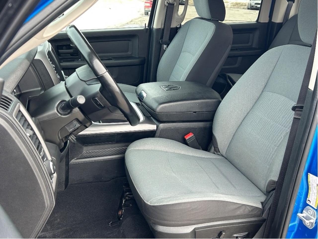 2022 RAM 1500 Classic Express CREWCAB 5.7L/4X4 CALL NAPANEE 613-354-2100 Photo