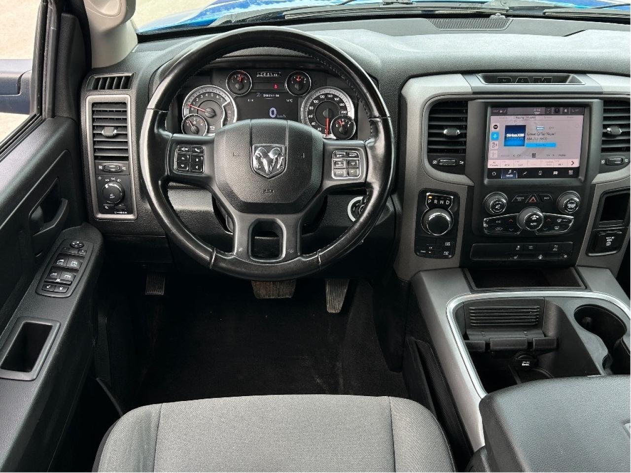 2022 RAM 1500 Classic Express CREWCAB 5.7L/4X4 CALL NAPANEE 613-354-2100 Photo