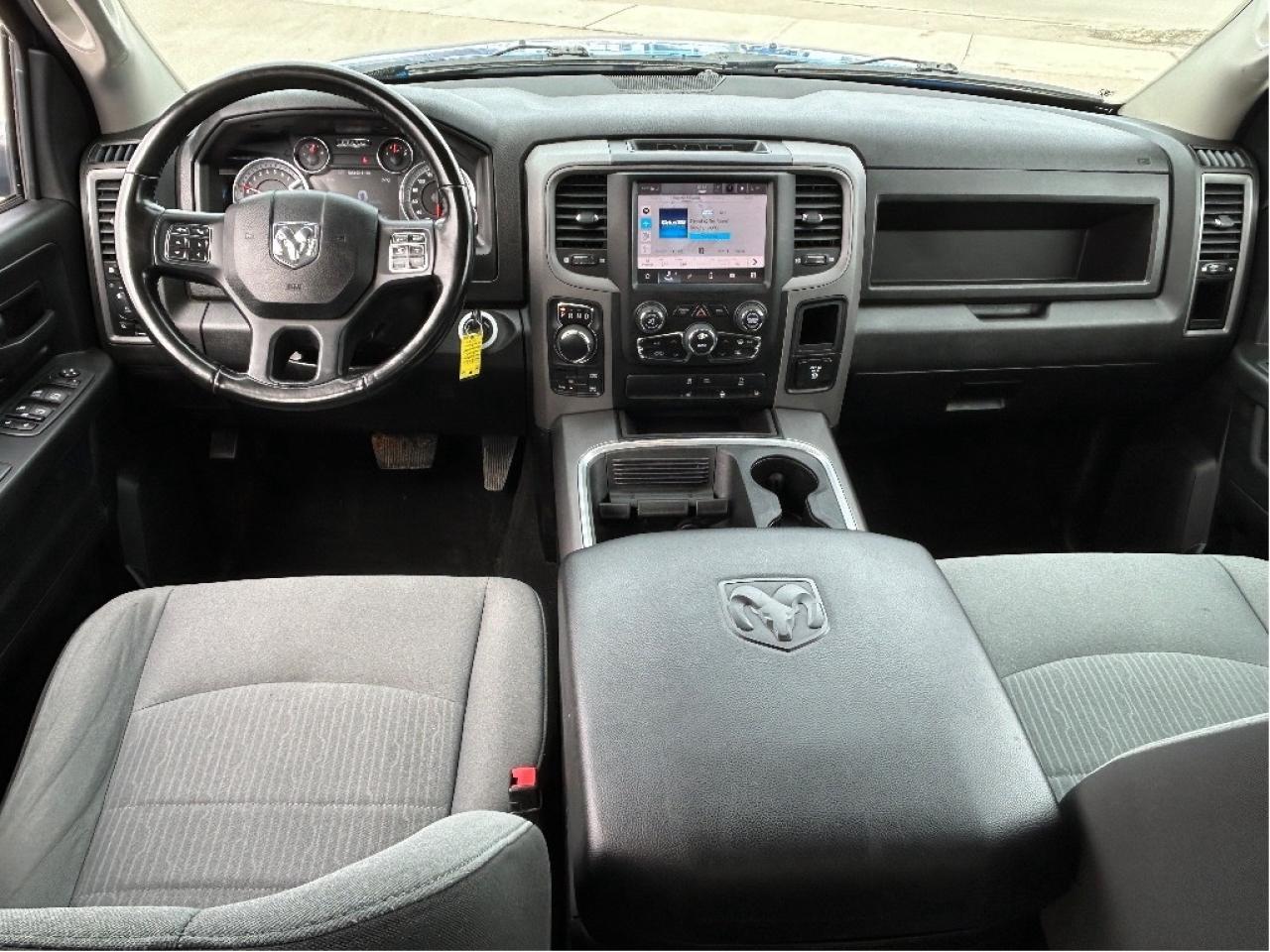 2022 RAM 1500 Classic Express CREWCAB 5.7L/4X4 CALL NAPANEE 613-354-2100 Photo