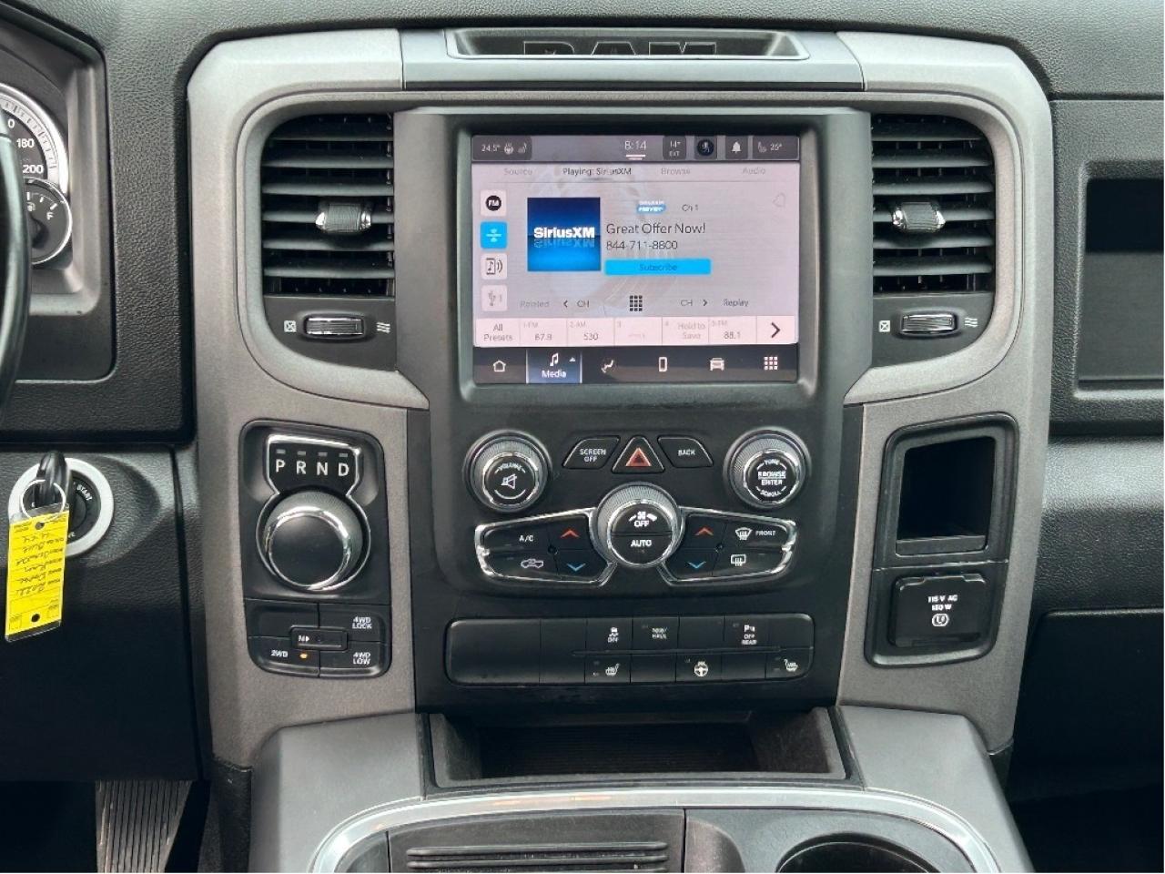 2022 RAM 1500 Classic Express CREWCAB 5.7L/4X4 CALL NAPANEE 613-354-2100 Photo