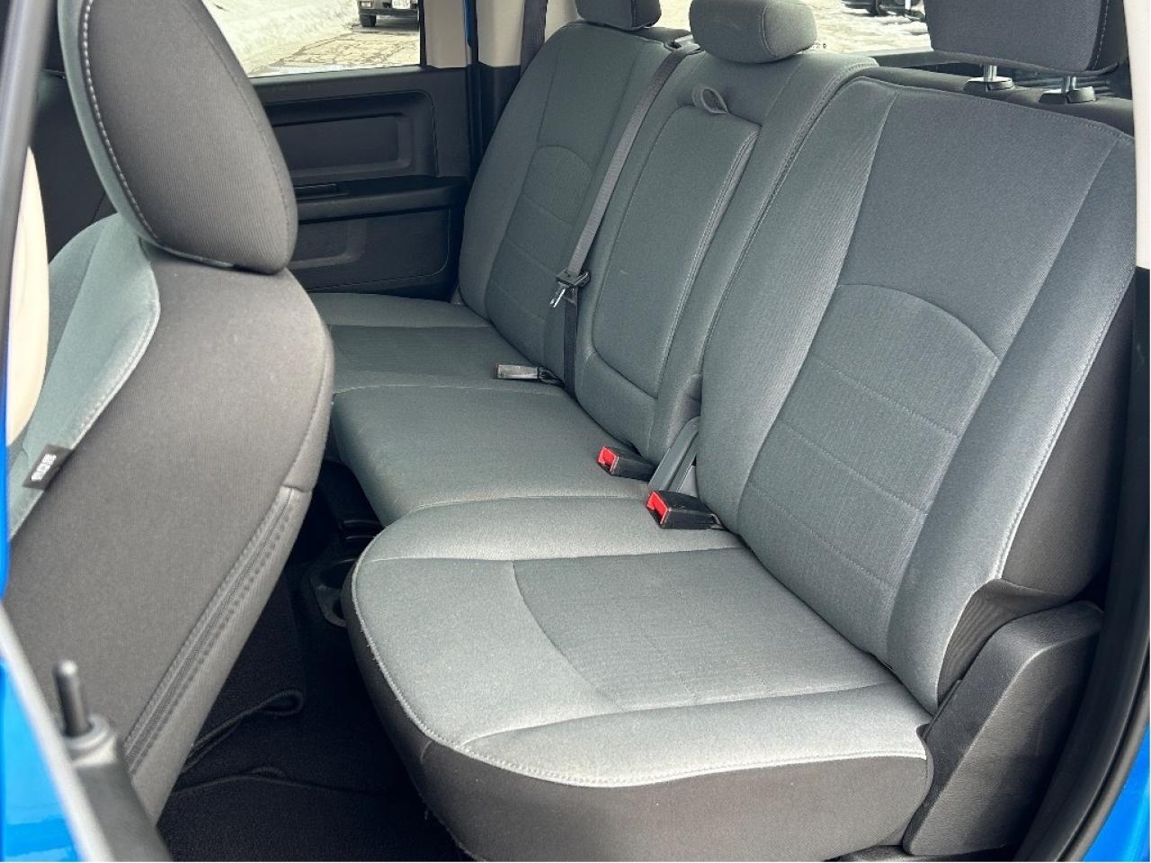 2022 RAM 1500 Classic Express CREWCAB 5.7L/4X4 CALL NAPANEE 613-354-2100 Photo