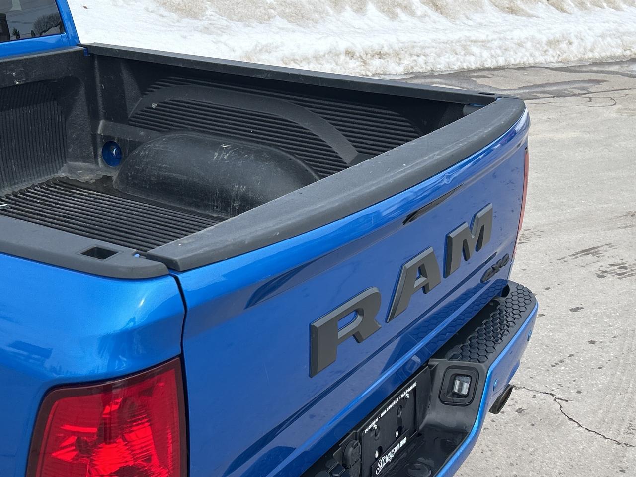 2022 RAM 1500 Classic Express CREWCAB 5.7L/4X4 CALL NAPANEE 613-354-2100 Photo