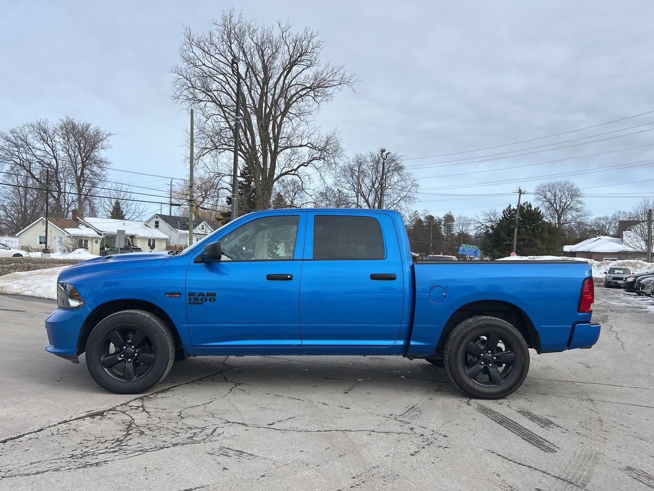 2022 RAM 1500 Classic Express CREWCAB 5.7L/4X4 CALL NAPANEE 613-354-2100 Photo