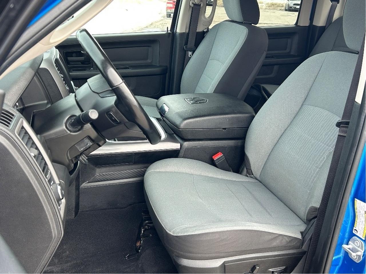 2022 RAM 1500 Classic Express CREWCAB 5.7L/4X4 CALL NAPANEE 613-354-2100 Photo