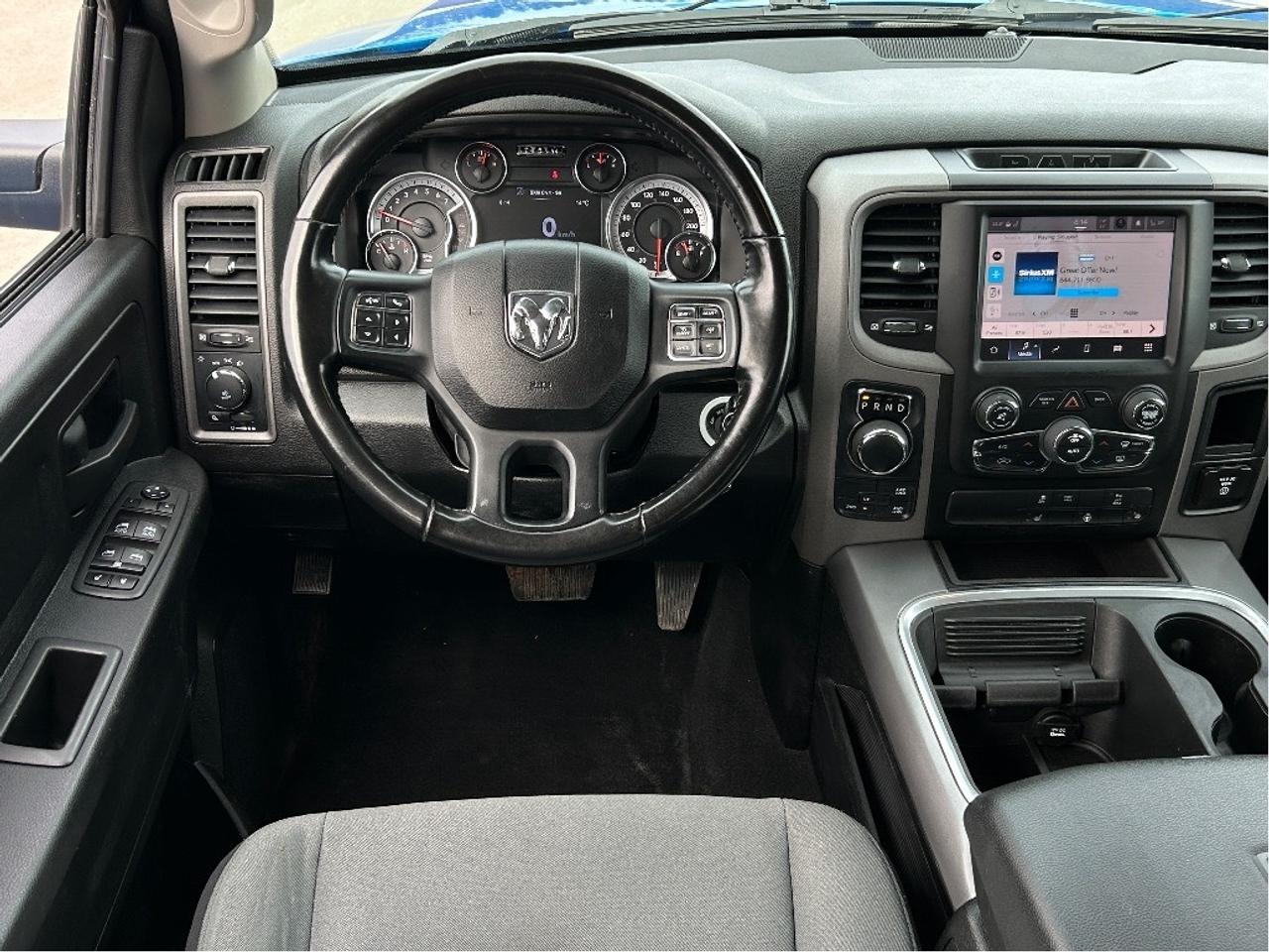2022 RAM 1500 Classic Express CREWCAB 5.7L/4X4 CALL NAPANEE 613-354-2100 Photo
