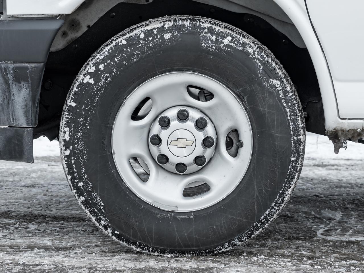 2025 Chevrolet Express 2500 Work Van Rear-Wheel Drive Cargo Van Photo