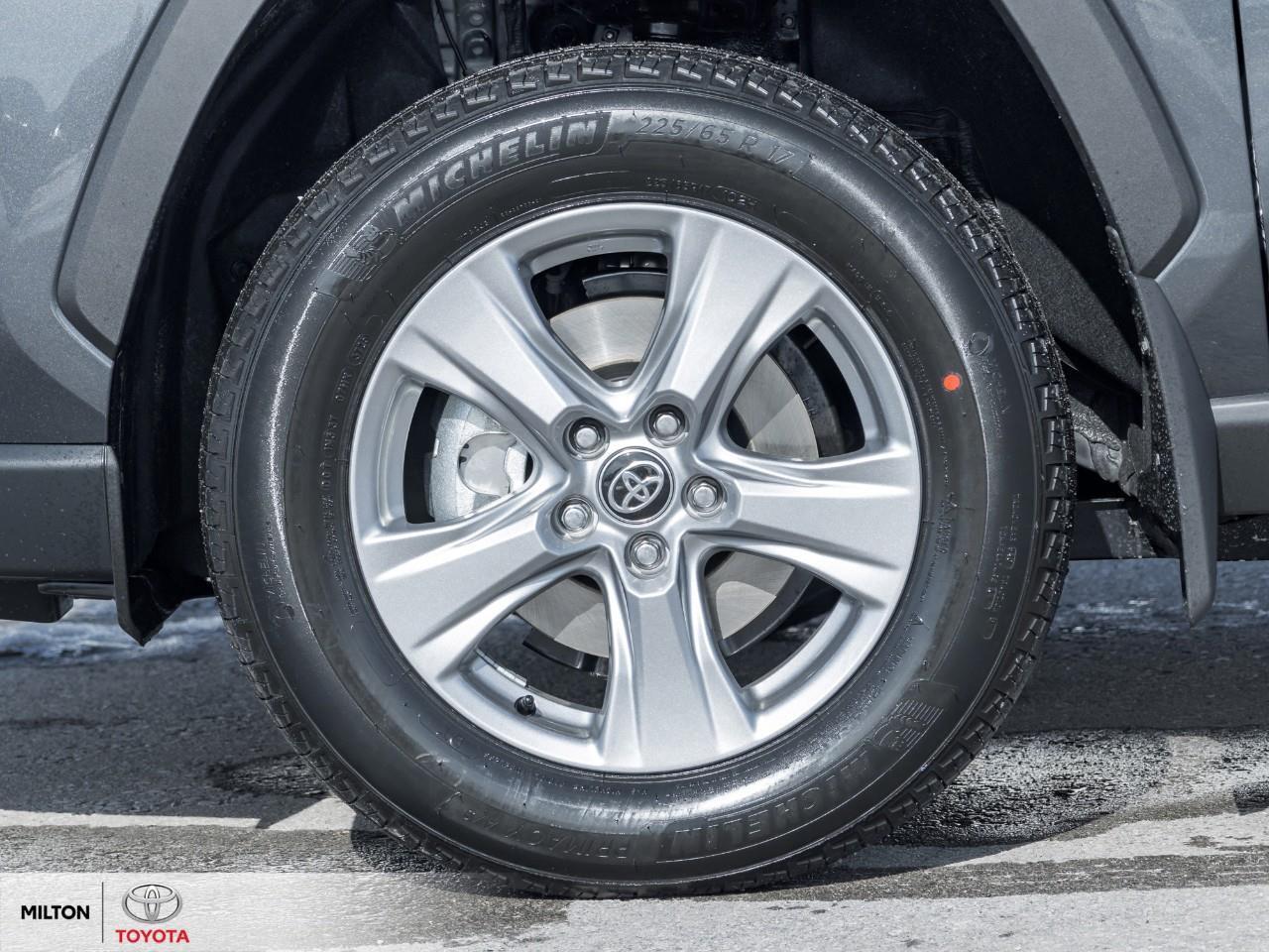 2025 Toyota RAV4 Hybrid SUNROOF CARPLAY HEATED STEERING ONE OWNER TCUV XLE Photo3