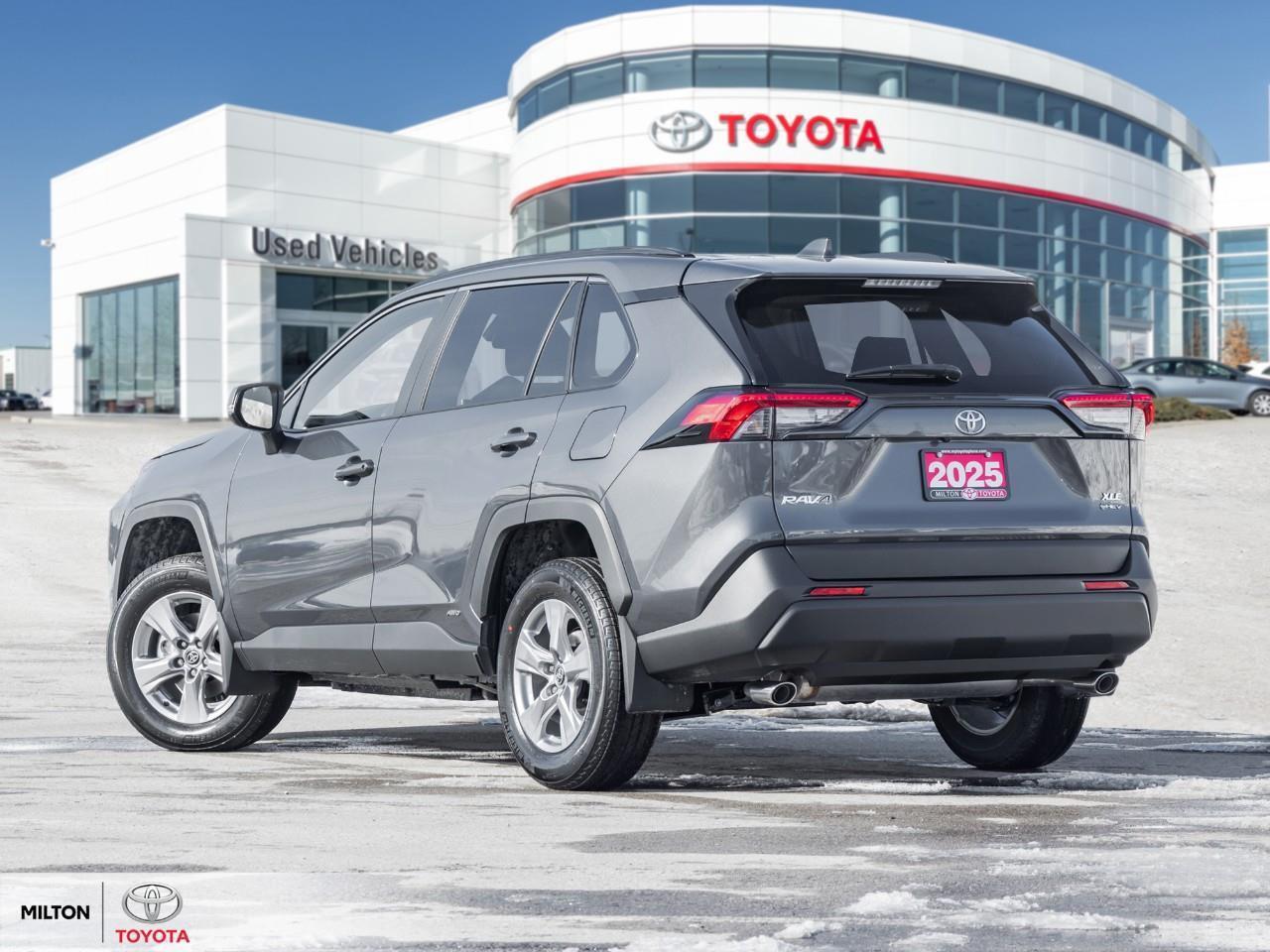 2025 Toyota RAV4 Hybrid SUNROOF CARPLAY HEATED STEERING ONE OWNER TCUV XLE Photo4