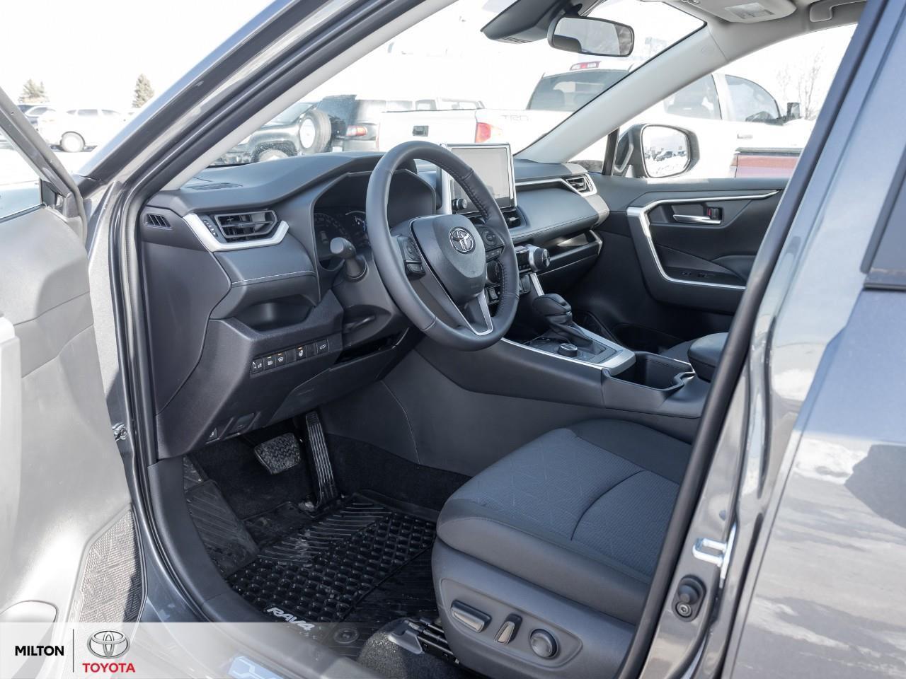 2025 Toyota RAV4 Hybrid SUNROOF CARPLAY HEATED STEERING ONE OWNER TCUV XLE Photo