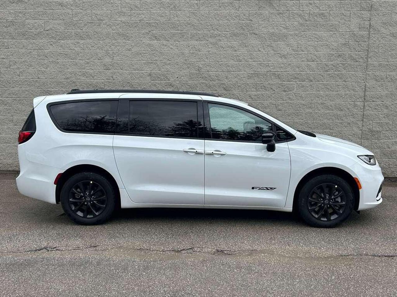 2026 Chrysler Pacifica Select All-Wheel Drive Passenger Van Photo