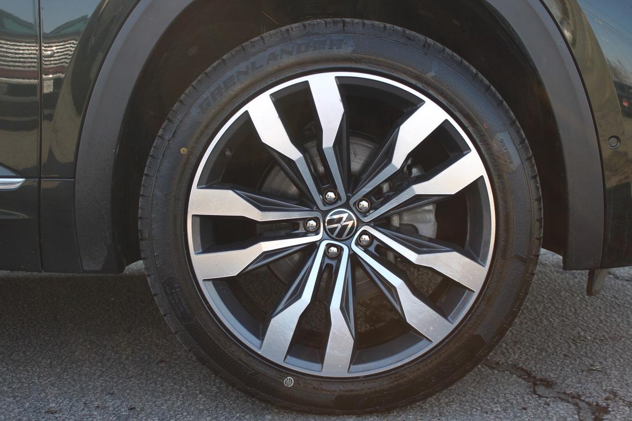 2021 Volkswagen Atlas Execline R-Line 4MOTION   6-PASSENGER   Clean Carf Photo