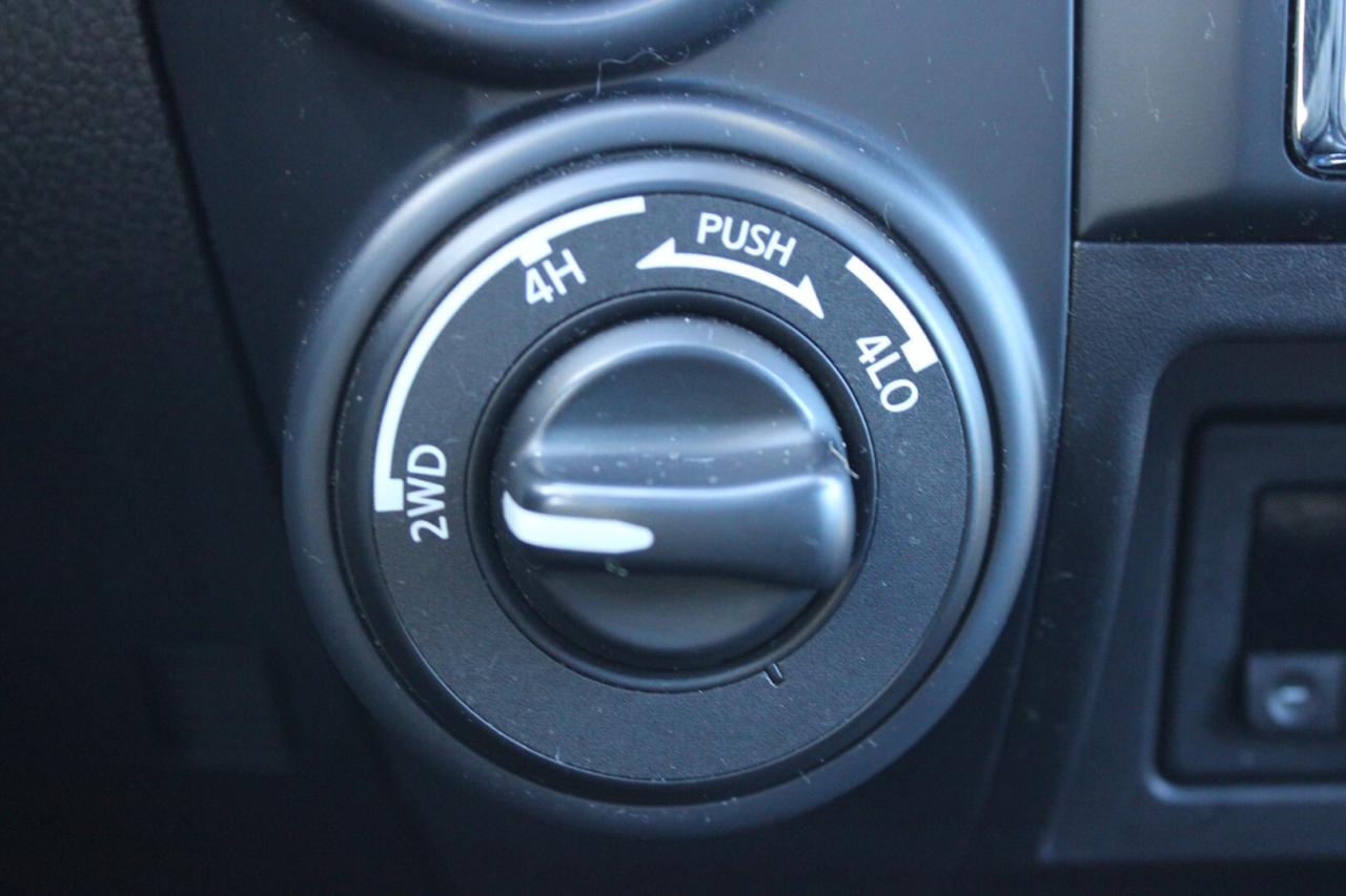 2018 Nissan Titan SV Midnight PRO-4X Crew Cab 4WD   No Accident   Sa Photo