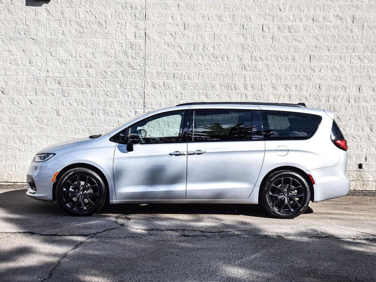 2024 Chrysler Pacifica Limited Front-Wheel Drive Passenger Van Photo2