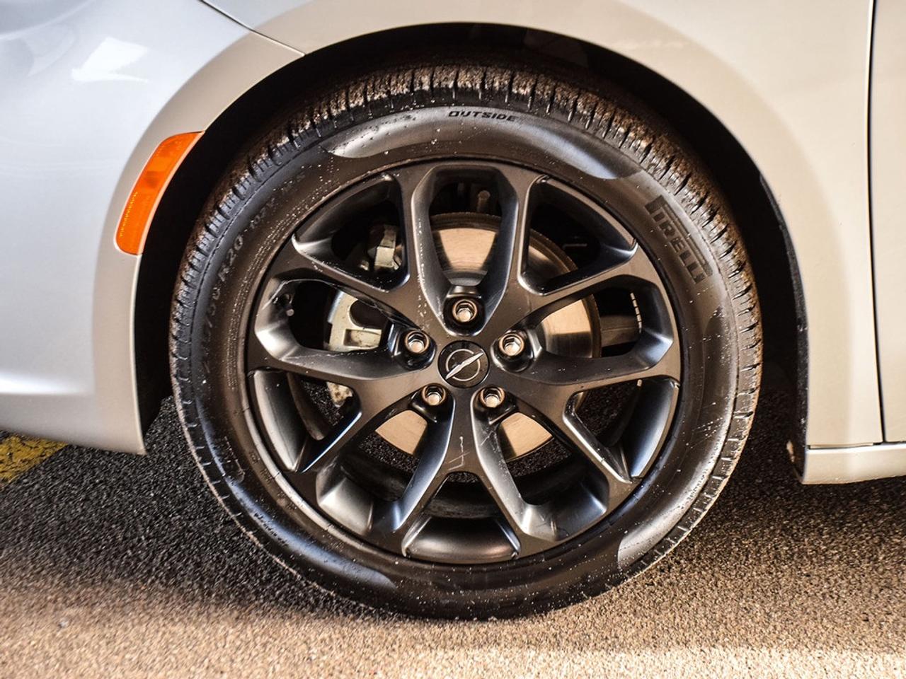 2024 Chrysler Pacifica Limited Front-Wheel Drive Passenger Van Photo