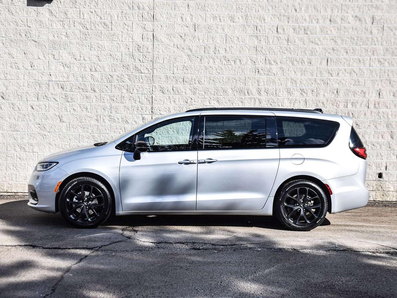 2024 Chrysler Pacifica Limited Front-Wheel Drive Passenger Van Photo