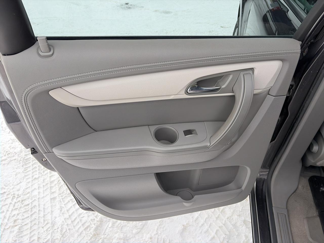 2016 Chevrolet Traverse LS-AWD-7 PASS-VERY CLEAN Photo