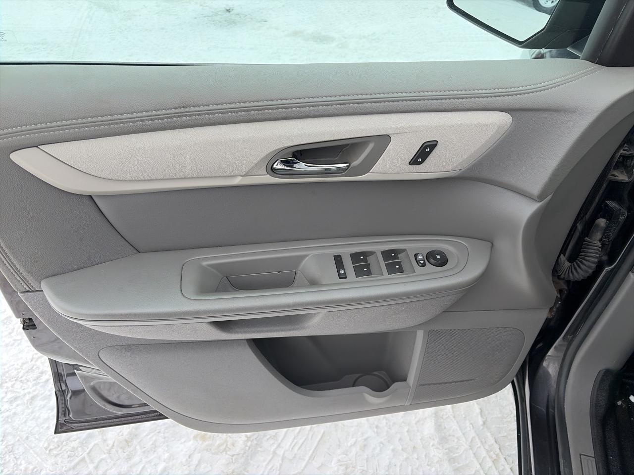 2016 Chevrolet Traverse LS-AWD-7 PASS-VERY CLEAN Photo