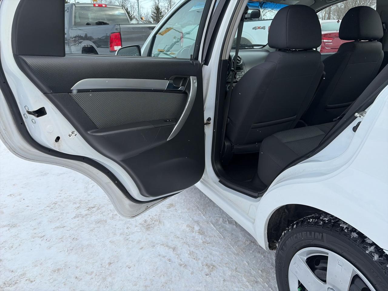 2009 Pontiac G3 Wave ONE OWNER-SE-LOW KM-SUNROOF-CLEAN Photo