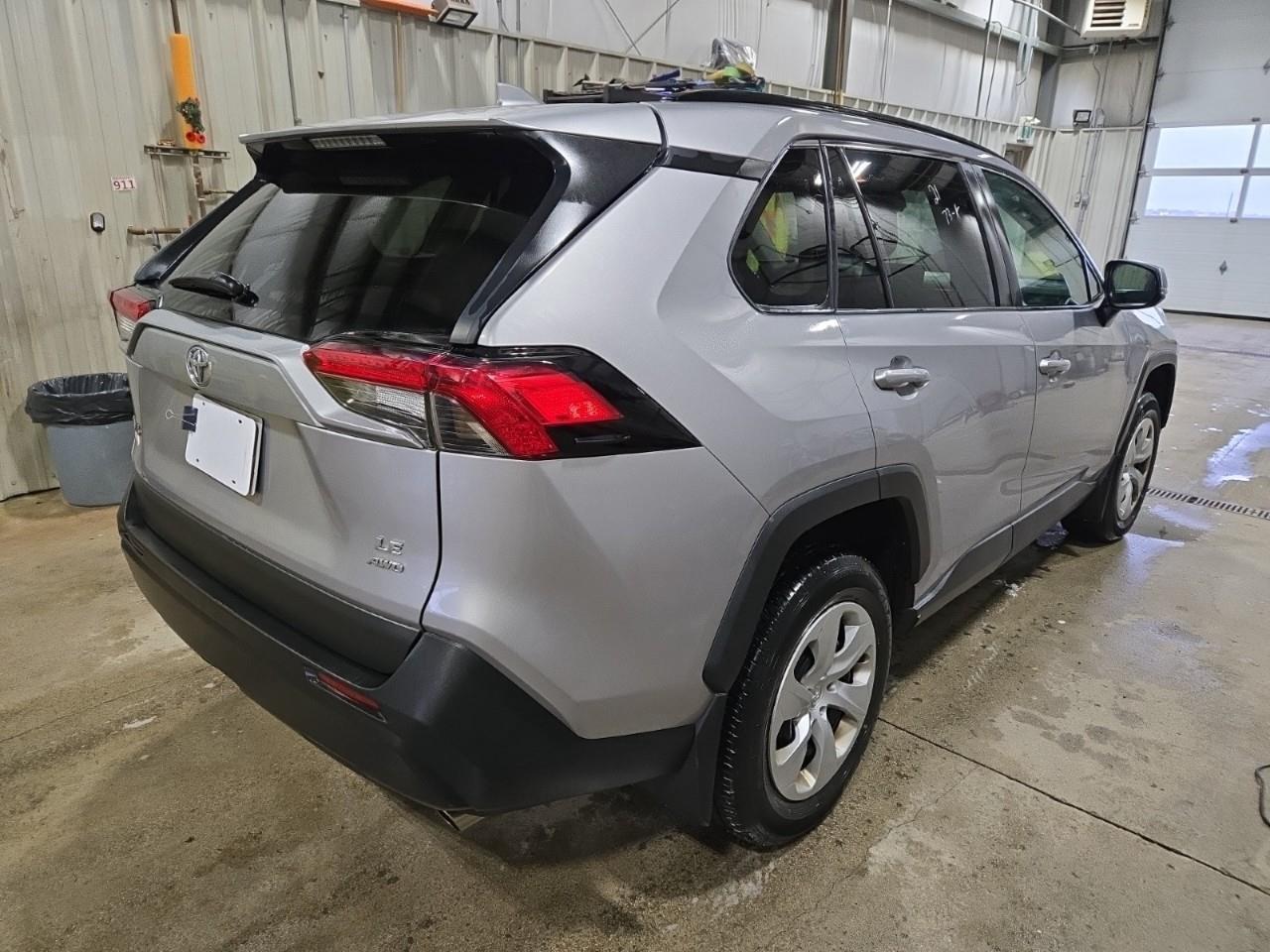 2021 Toyota RAV4 LE 4dr Front-wheel Drive Photo3