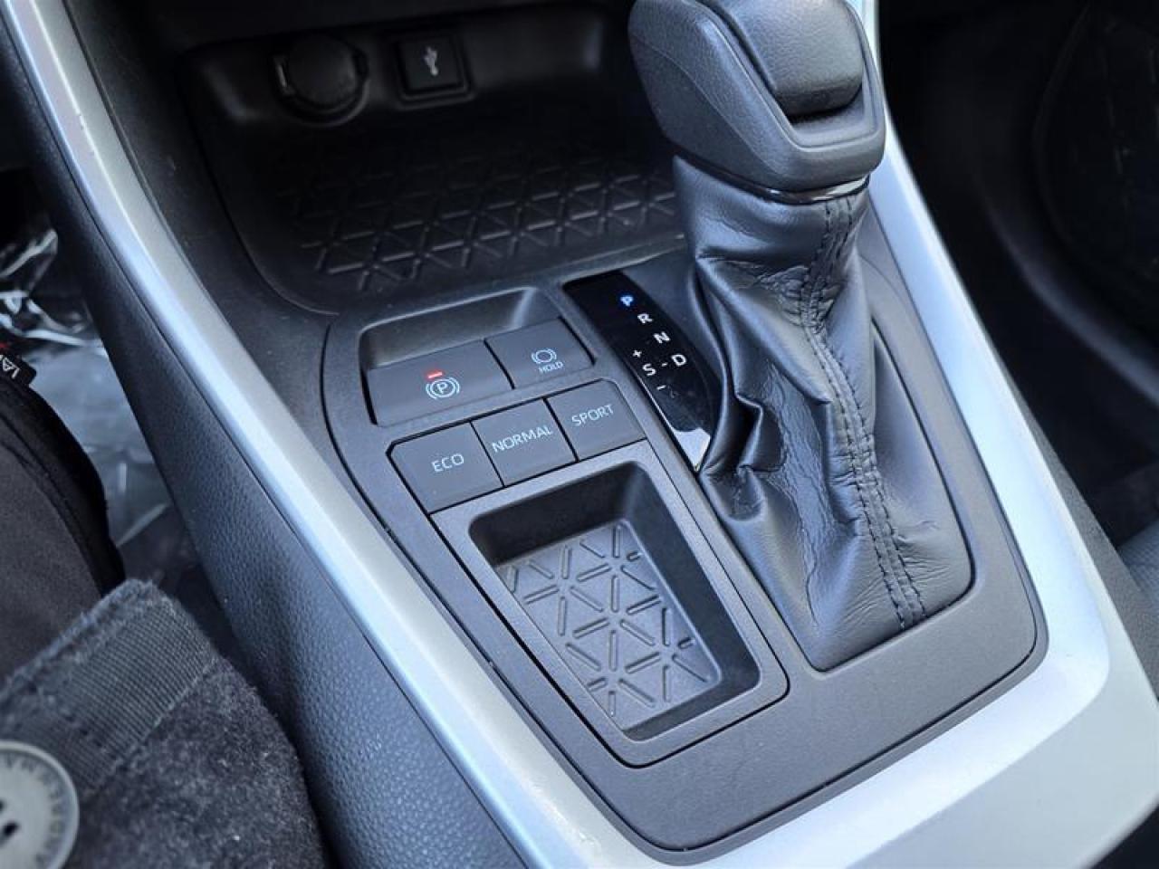 2022 Toyota RAV4 LE FWD W/Winter wheel pkg Photo