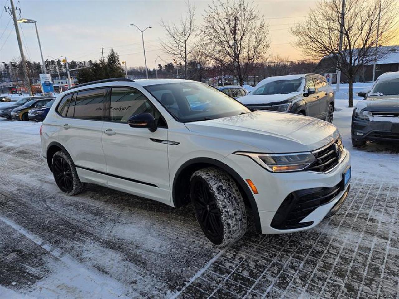 2022 Volkswagen Tiguan Comfortline R-Line Black 2.0T 8sp at w/Tip 4M Photo