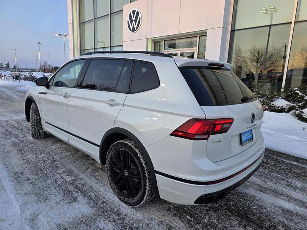 2022 Volkswagen Tiguan Comfortline R-Line Black 2.0T 8sp at w/Tip 4M Photo