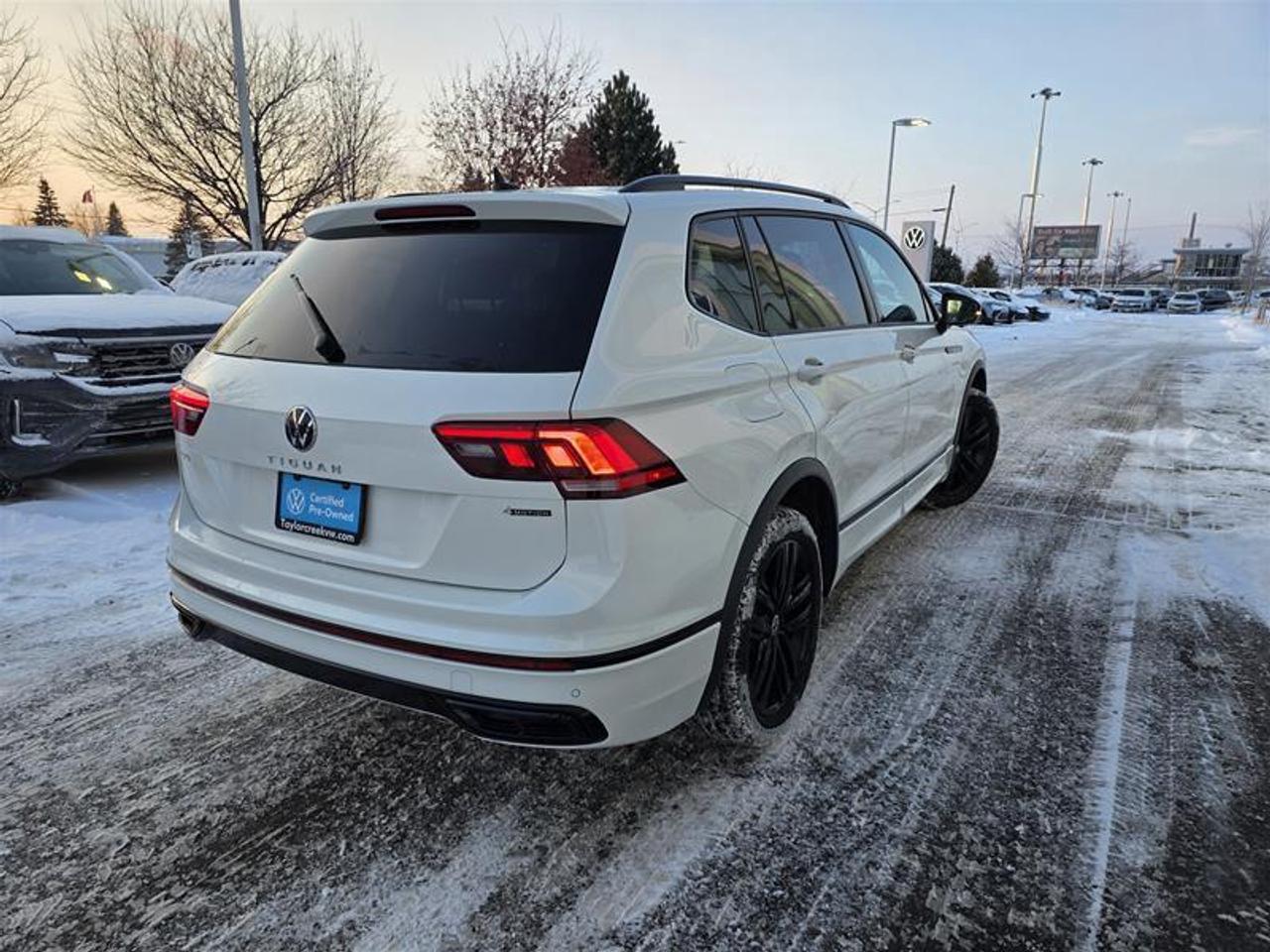 2022 Volkswagen Tiguan Comfortline R-Line Black 2.0T 8sp at w/Tip 4M Photo