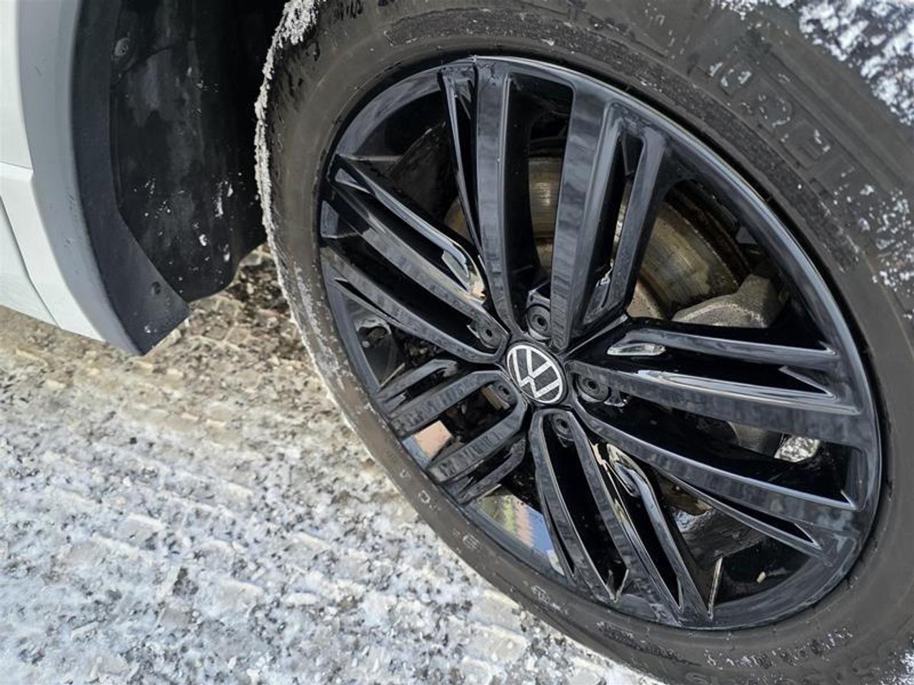 2022 Volkswagen Tiguan Comfortline R-Line Black 2.0T 8sp at w/Tip 4M Photo