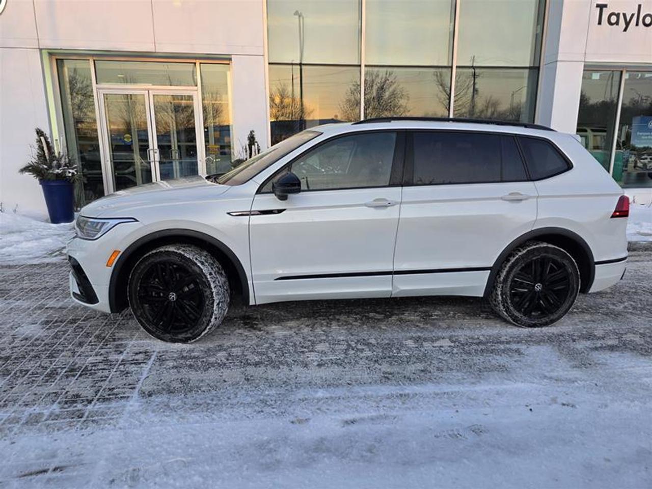 2022 Volkswagen Tiguan Comfortline R-Line Black 2.0T 8sp at w/Tip 4M Photo4