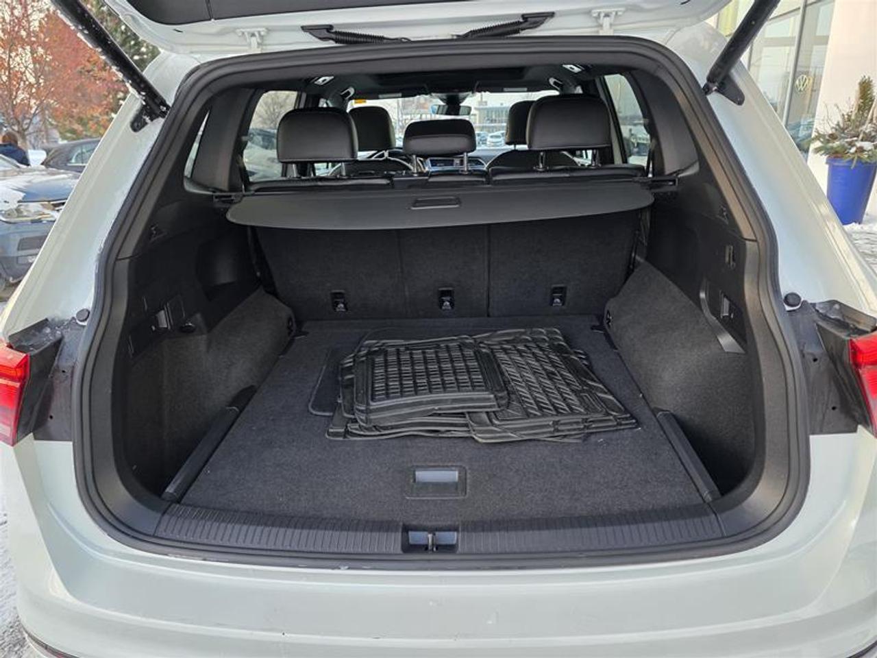 2022 Volkswagen Tiguan Comfortline R-Line Black 2.0T 8sp at w/Tip 4M Photo