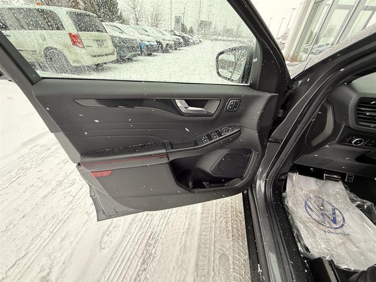 2023 Ford Escape ST- Line Elite AWD 2.0L W/Winter tire pkg Photo